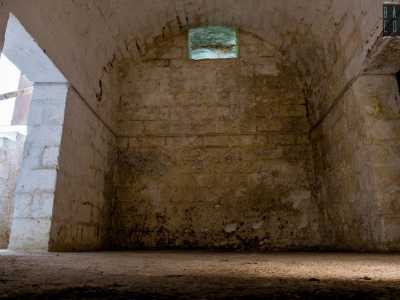 Quasi come all�interno di un ipogeo, ci ritroviamo di fronte a un �labirinto� di pareti in pietra bianca e soffitti a volta
